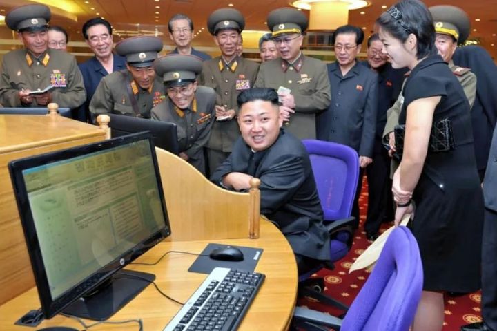 [서울=뉴시스]김정은 북한 국무위원장이 2015년 열린 인민군 무기장비전시회장에서 내부 인트라넷 통신망으로 전자도서관에 접속하는 컴퓨터 앞에 앉아 있다. (출처=노동신문) 2024.3.6. *재판매 및 DB 금지