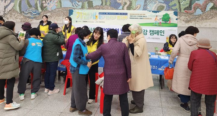 [대구=뉴시스] 대구 수성구보건소는 비만 예방의 날을 맞아 대구도시철도 2호선 수성구청역에서 비만 예방을 위한 홍보 캠페인을 펼쳤다. (사진 = 대구시 수성구 제공) 2024.03.06. photo@newsis.com *재판매 및 DB 금지