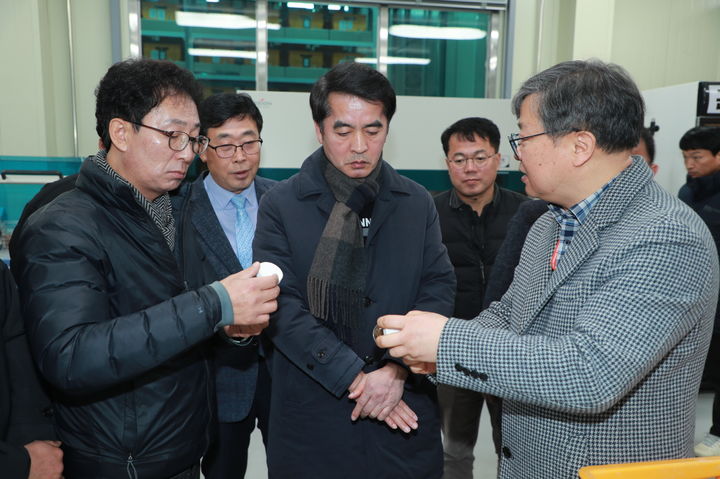 [보은=뉴시스] 안성수 기자 = 5일 강원도 농산물원종장을 방문한 최재형(가운데) 군수가 서영식(오른쪽) 곤충잠사팀장으로부터 곤충 생산·가공 시설과 설비에 대한 설명을 듣고 있다. (사진=보은군 제공) 2024.3.6. photo@newsis.com *재판매 및 DB 금지