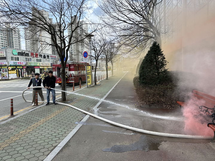 [밀양=뉴시스] 다중이용시설 화재 상황에 대비한 민방위 훈련을 하고 있다. (사진=밀양시 제공) 2024.03.06. photo@newsis.com *재판매 및 DB 금지