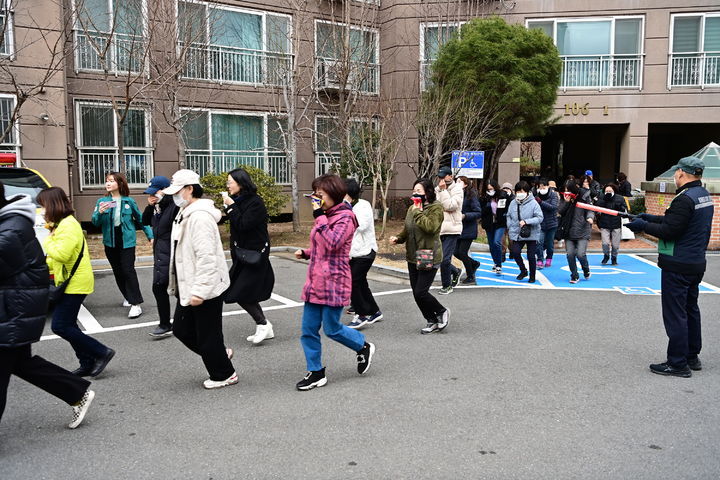 [대구=뉴시스] 대구시 동구는 6일 율하동 SM안아주아파트에서 지역 특성화 재난대비 민방위 훈련을 실시했다. (사진=대구시 동구 제공) 2024.03.06. photo@newsis.com *재판매 및 DB 금지