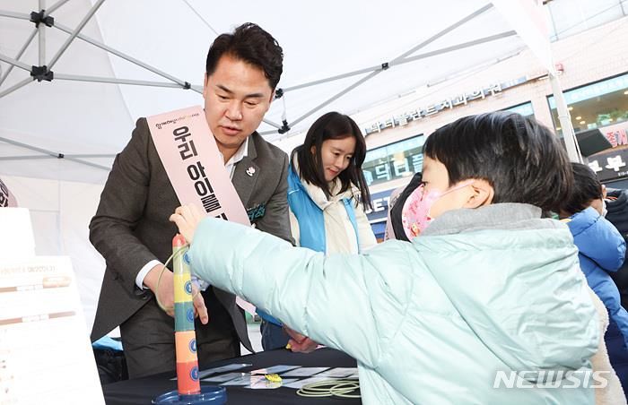 [서울=뉴시스]도봉구는 지난해 12월 경찰을 통해 아동학대 신고를 접수받은 뒤 현장에 아동학대전담 공무원들을 보내 학대 가정으로부터 아이를 구조했다고 6일 밝혔다. 사진은 오언석 도봉구청장이 아동학대 예방 캠페인에서 아이들과 함께한 모습. (사진=도봉구 제공). 2024.03.06. photo@newsis.com 