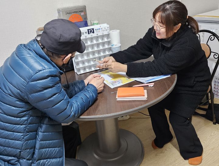 의료급여 특화사업 '똑똑 약드세요' 대상자 방문 모습. *재판매 및 DB 금지