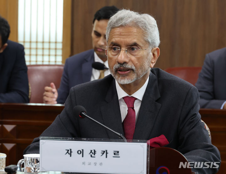 [서울=뉴시스] ﻿﻿인도 정부가 이란의 호르무즈 해협 봉쇄 문제와 관련해 이란과의 직접 대화가 가장 효과적인 해결 방법이라는 입장을 밝혔다. 자이샨카르 장관이 2024년 3월 서울에서 열린 제10차 한-인도 외교장관 회의에서 발언하는 모습. 2026.03.16