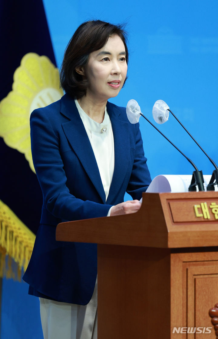 與 "靑국정경험은 지방행정 자산…野, 근거 없는 비방 말라"