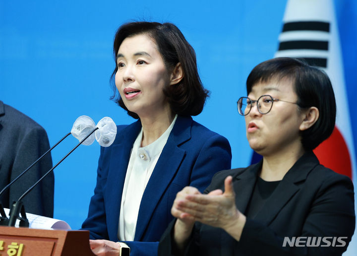 靑 참모 지선 출마두고 여야 설전…與 "근거 없는 비방" 野 "출마 스펙"(종합)