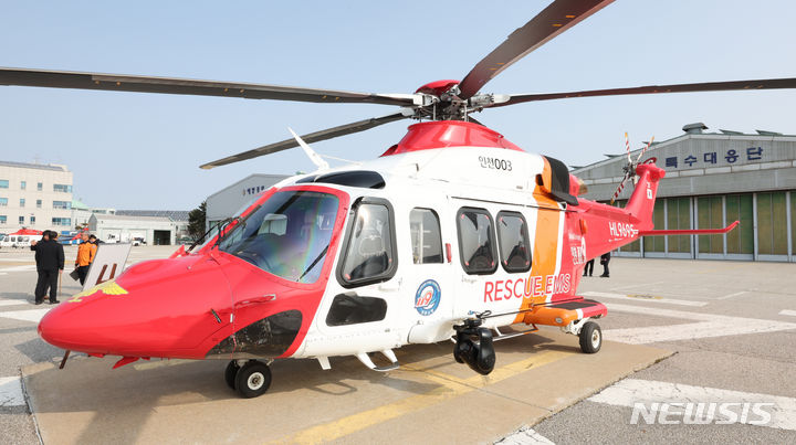 [인천=뉴시스] 전진환 기자 = 인천소방본부는 1995년 도입한 소방헬기 BELL-230를 대체할 AW139 기종의 다목적 소방헬기를 도입, 6일 공개했다. 위 사진은 기사내용과 무관함. 2024.03.06. amin2@newsis.com