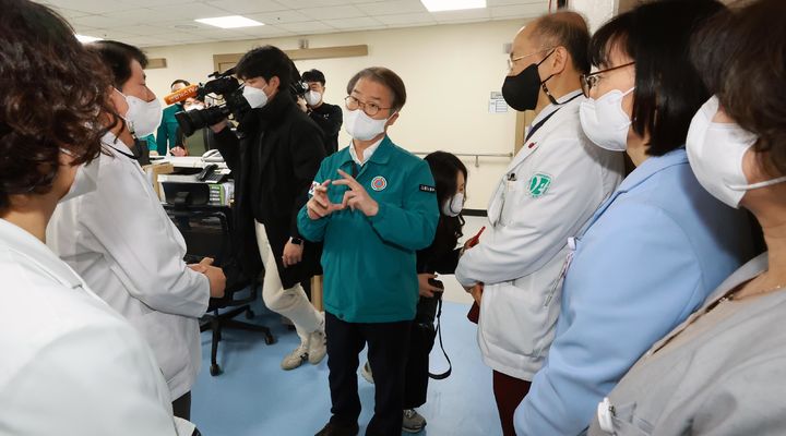 [서울=뉴시스] 이정식 고용노동부 장관이 지난 6일 대전 대덕구 근로복지공단 대전병원을 찾아 비상진료대책 이행 현황을 점검하고 있는 모습. (사진=고용노동부 제공) 2024.03.06. photo@newsis.com *재판매 및 DB 금지