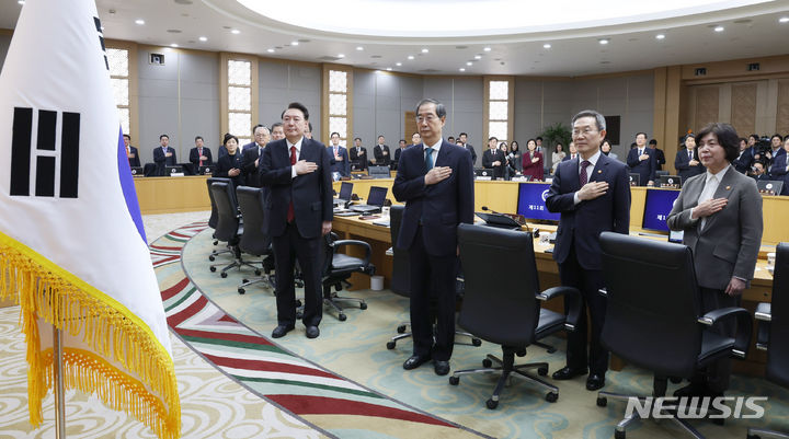 [세종=뉴시스] 전신 기자 = 윤석열 대통령이 6일 세종 어진동 정부세종청사에서 열린 국무회의에서 국기에 대한 경례를 하고 있다. (대통령실통신사진기자단) 2024.03.06. photo1006@newsis.com