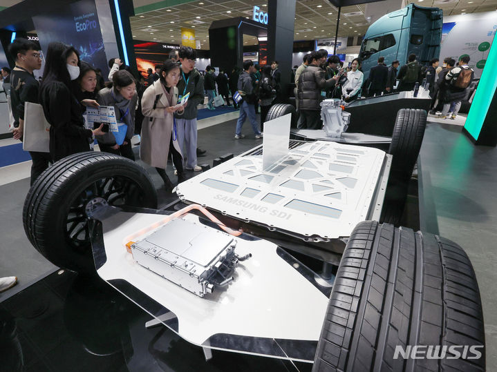 [서울=뉴시스] 김진아 기자 = 6일 서울 강남구 코엑스에서 열린 '인터배터리 2024' 삼성SDI 부스에서 관람객들이 삼성 배터리팩 기술이 적용된 차량을 살펴보고 있다. 2024.03.06. bluesoda@newsis.com
