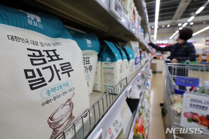 [서울=뉴시스] 권창회 기자 = 서울 시내 대형마트에 진열된 밀가루. 2024.03.06. kch0523@newsis.com