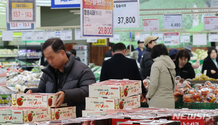 [서울=뉴시스] 권창회 기자 = 지난달 소비자물가지수가 1년 전보다 3.1% 상승하면서, 한 달 만에 다시 3%대로 올랐다. 특히 과일 물가가 40% 넘게 오르면서 32년 5개월 만에 최대 상승폭을 기록했다. 사진은 6일 오후 서울 시내 대형마트에서 고객들이 장을 보고 있는 모습. 2024.03.06. kch0523@newsis.com