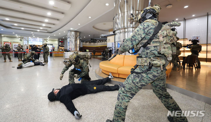 [서울=뉴시스] 사진공동취재단 = 육군 52사단 장병들이 6일 서울 여의도 일대에서 24년 FS/TIGER 연습 등의 일환으로 국가중요시설 대테러 훈련을 하고 있다. 2024.03.06. photo@newsis.com