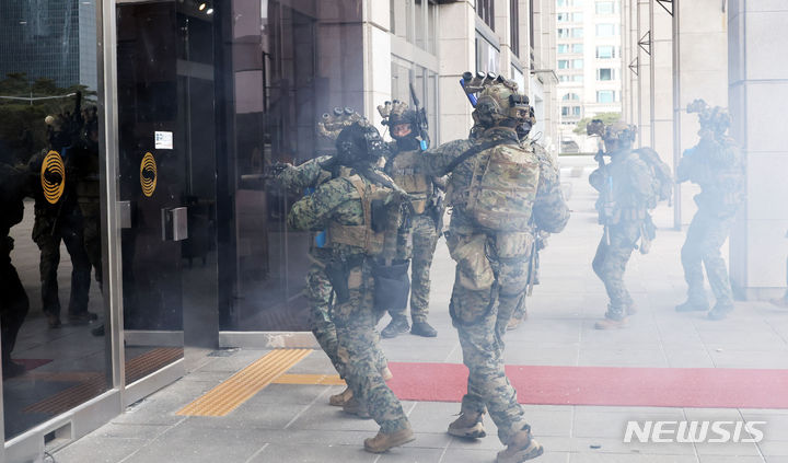 [서울=뉴시스] 사진공동취재단 = 육군 52사단 장병들이 6일 서울 여의도 일대에서 24년 FS/TIGER 연습 등의 일환으로 국가중요시설 대테러 훈련을 하고 있다. 2024.03.06. photo@newsis.com