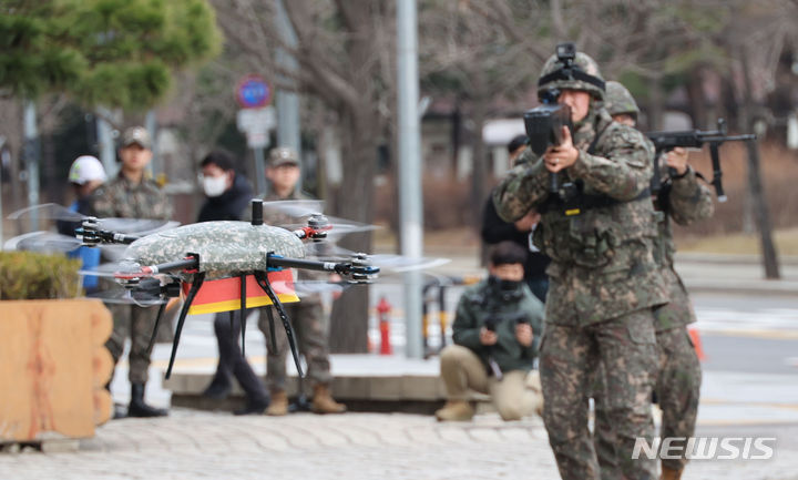 [서울=뉴시스] 사진공동취재단 = 육군 52사단 장병들이 6일 서울 여의도 일대에서 24년 FS/TIGER 연습 등의 일환으로 국가중요시설 대테러 훈련을 하고 있다. 2024.03.06. photo@newsis.com