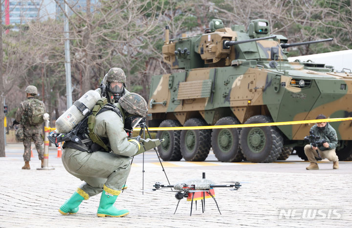 [서울=뉴시스] 사진공동취재단 = 육군 52사단 장병들이 6일 서울 여의도 일대에서 24년 FS/TIGER 연습 등의 일환으로 국가중요시설 대테러 훈련을 하고 있다. 2024.03.06. photo@newsis.com