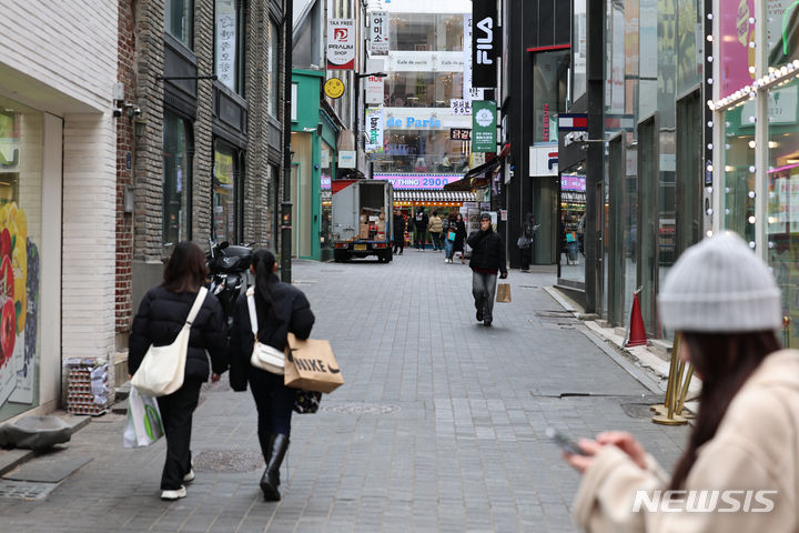 [서울=뉴시스] 김금보 기자 = 6일 서울 중구 명동 거리가 한산한 모습을 보이고 있다. 서울 중구 '명동 거리' 상가 공실률이 증가하면서, 중구 '북창동'에 임대료 1위 자리를 내줬다. 서울시가 이날 발표한 '2023년 상가임대차 실태조사' 보고서에 따르면 지난해 상가 임대료가 가장 비싼 곳은 '북창동'이었다. 북창동 1층 점포의 월 평균 통상임대료는 1㎡당 18만원으로 조사됐다. 이어 명동 거리(17만3700원), 명동역(15만3600원), 압구정로데오역(14만800원), 강남역(13만7900원) 순으로 높게 나타났다. 2024.03.06. kgb@newsis.com