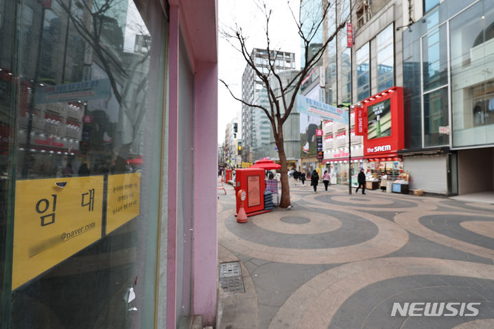 [서울=뉴시스] 김금보 기자 = 6일 서울 중구 명동 거리 한 상가에 임대 광고가 붙어있다. 서울 중구 '명동 거리' 상가 공실률이 증가하면서, 중구 '북창동'에 임대료 1위 자리를 내줬다. 서울시가 이날 발표한 '2023년 상가임대차 실태조사' 보고서에 따르면 지난해 상가 임대료가 가장 비싼 곳은 '북창동'이었다. 북창동 1층 점포의 월 평균 통상임대료는 1㎡당 18만원으로 조사됐다. 이어 명동 거리(17만3700원), 명동역(15만3600원), 압구정로데오역(14만800원), 강남역(13만7900원) 순으로 높게 나타났다. 2024.03.06. kgb@newsis.com