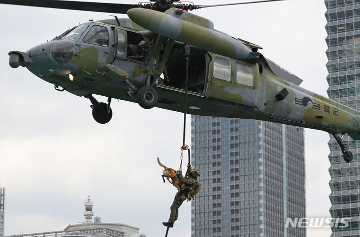 [서울=뉴시스] 사진공동취재단 = 육군 52사단 장병들이 6일 서울 여의도 일대 방송국에서 24년 FS/TIGER 연습 등의 일환으로 국가중요시설 대테러 훈련을 하고 있다. 2024.03.06. photo@newsis.com