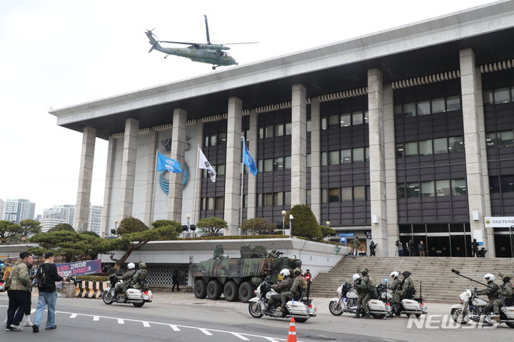 [서울=뉴시스] 사진공동취재단 = 육군 52사단 장병들이 6일 서울 여의도 일대 방송국에서 24년 FS/TIGER 연습 등의 일환으로 국가중요시설 대테러 훈련을 하고 있다. 2024.03.06. photo@newsis.com