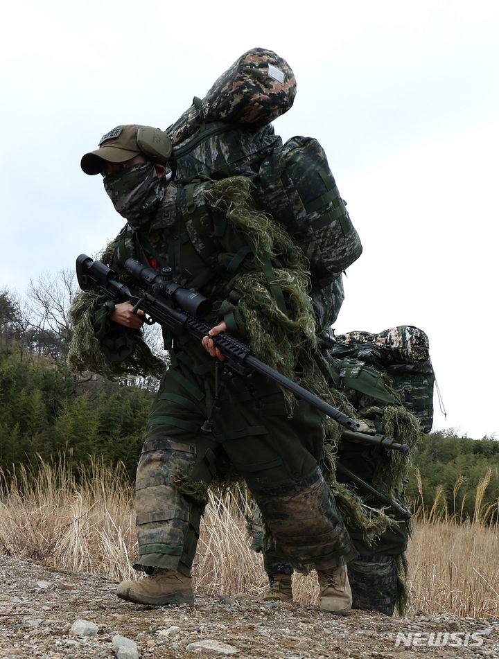 [포항=뉴시스] 이무열 기자 = 제3회 해병대사령관배 저격수 경연대회가 열린 6일 경북 포항 수성사격장에서 해병대 저격팀이 사격자세를 변환해 사격하는 격동사격을 하기 위해 이동하고 있다. 2024.03.06. lmy@newsis.com