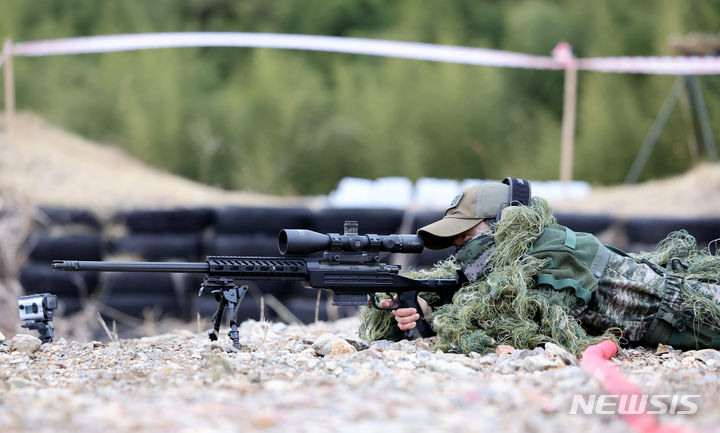 [포항=뉴시스] 이무열 기자 = 제3회 해병대사령관배 저격수 경연대회가 열린 6일 경북 포항 수성사격장에서 해병대 저격팀이 표적을 향해 사격을 하고 있다. 2024.03.06. lmy@newsis.com