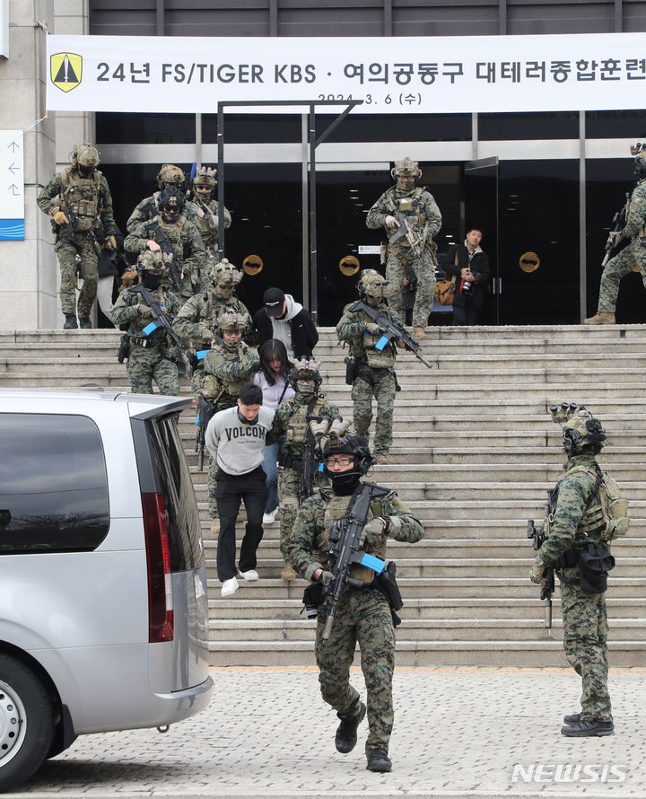 [서울=뉴시스] 사진공동취재단 = 육군 52사단 장병들이 6일 서울 여의도 일대 방송국에서 24년 FS/TIGER 연습 등의 일환으로 국가중요시설 대테러 훈련을 하고 있다. 2024.03.06. photo@newsis.com