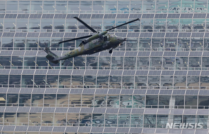 [서울=뉴시스] 사진공동취재단 = 육군 52사단 장병들이 6일 서울 여의도 일대 방송국에서 24년 FS/TIGER 연습 등의 일환으로 국가중요시설 대테러 훈련을 하고 있다. 2024.03.06. photo@newsis.com