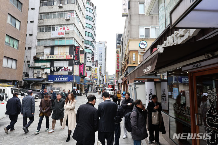 [서울=뉴시스] 김금보 기자 = 6일 서울 중구 북창동 먹자거리 한 음식점 앞에 시민들이 줄을 서있다. 2024.03.06. kgb@newsis.com