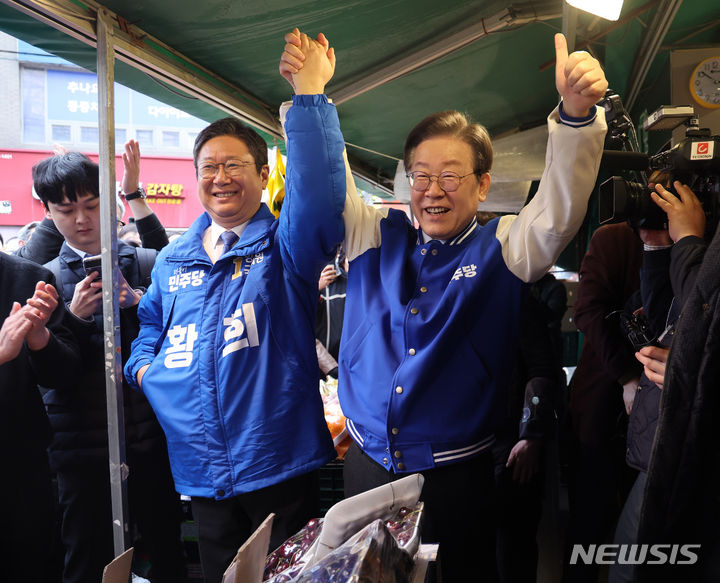 [서울=뉴시스] 고범준 기자 = 이재명 더불어민주당 대표와 황희 양천구갑 의원이 6일 서울 양천구 목동깨비시장에서 시민들을 향해 인사를 하고 있다. (공동취재) 2024.03.06. photo@newsis.com