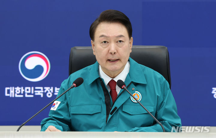 [세종=뉴시스] 전신 기자 = 윤석열 대통령이 6일 세종시 어진동 정부세종청사 중앙재난안전상황실에서 열린 의사 집단행동 중앙재난안전대책본부 회의를 주재하고 있다. (대통령실통신사진기자단) 2024.03.06. photo1006@newsis.com
