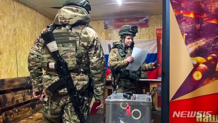 [도네츠크=AP/뉴시스] 러시아 국방부가 공개한 사진에 7일(현지시각) 러시아 군인들이 러시아 점령 지역인 우크라이나 도네츠크주 장소가 알려지지 않은 곳에 마련된 즉석 투표소에서 러시아 대통령 선거 사전 투표를 하고 있다. 2024.03.07.