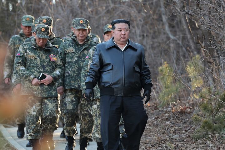 [서울=뉴시스] 7일 북한 노동당 기관지 노동신문은 김정은 국무위원장이 6일 북한군 서부지구 중요작전 훈련기지를 방문해 훈련시설들을 보고 부대들의 실동훈련을 지도했다고 보도했다. 사진은 시찰 모습. 2024.03.07. (사진=노동신문 캡처) *재판매 및 DB 금지