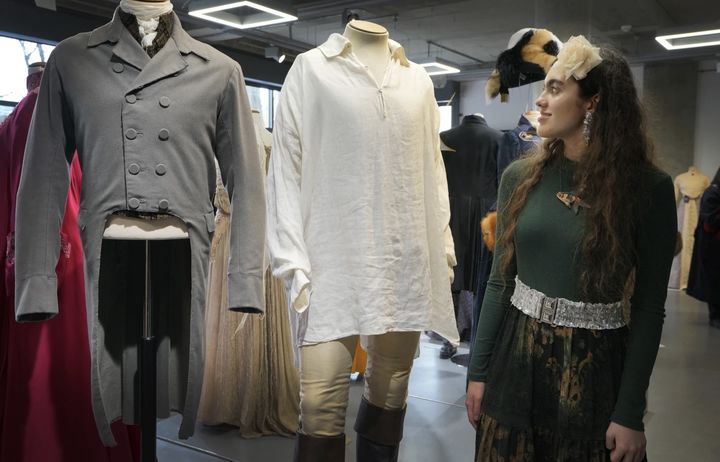 [서울=뉴시스] 영국 BBC의 인기 드라마 '오만과 편견'에서 젖은 셔츠 장면으로 화제가 된 콜린 퍼스의 의상이 영국 케리테일러옥션에 나와 약 3400만원에 낙찰됐다고 6일(현지시간) AP통신이 보도했다. 사진은 경매에 나온 해당 셔츠와 경매 장면. (사진=AP통신) 2024.3.7 *재판매 및 DB 금지