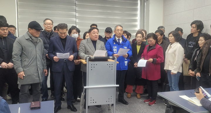 7일 오전 장기철 민주당 전 정읍지역위원장이 윤준병 예비후보를 지지한다며 기자회견을 열었다. 장 전 위원장(앞 왼쪽 세번째)이 윤준병 예비후보(앞 왼쪽 네번째)에 대한 지지의사를 밝히고 있다. *재판매 및 DB 금지