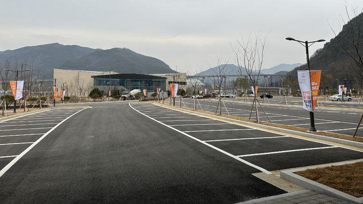 [밀양=뉴시스] 선샤인 밀양 테마파크에 전입 홍보물을 설치했다. (사진=밀양시 제공) 2024.03.07. photo@newsis.com *재판매 및 DB 금지