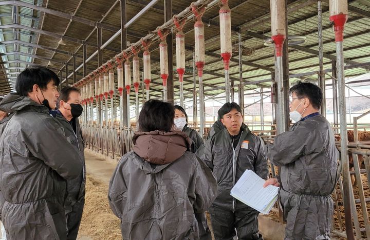 [창녕=뉴시스] 한우농가가 축산현장 맞춤형 컨설팅을 받고 있다. (사진=창녕군 제공) 2024.03.07. photo@newsis.com *재판매 및 DB 금지