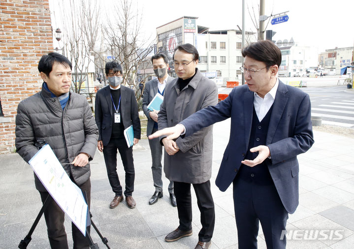 [전주=뉴시스]윤난슬 기자 = 우범기 전주시장은 7일 보행환경 특화 거리(병무청오거리~충경로사거리) 조성 현장과 충경로 도로 환경 개선 공사(충경로사거리~다가교사거리) 현장 등을 찾아 각각의 사업추진 현황을 점검했다.2024.03.07.(사진=전주시 제공) 