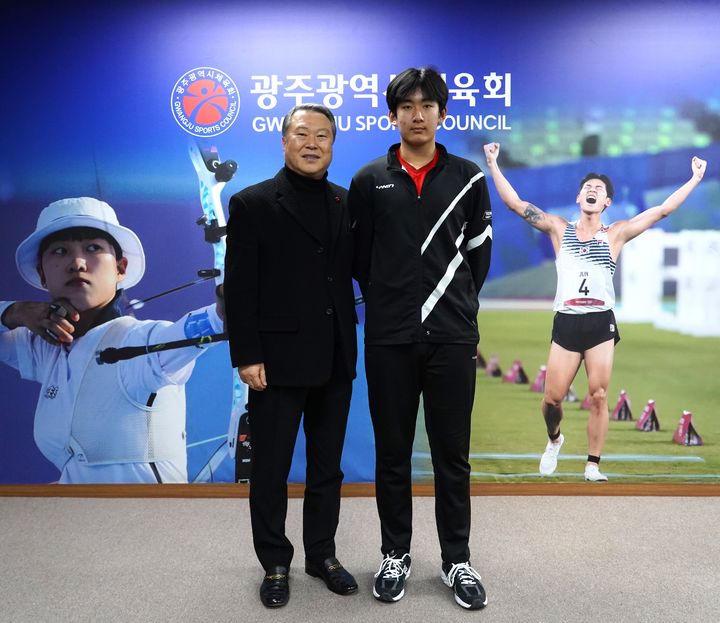 [광주=뉴시스] 전갑수 광주시체육회장(사진 왼쪽)과 문흥중1 송태인 배구선수. (사진 = 광주시체육회 제공). 2024.03.07. photo@newsis.com *재판매 및 DB 금지