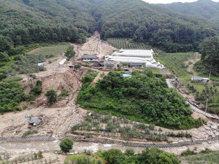 [안동=뉴시스] 지난해 산사태가 난 봉화군 춘양면 학산리. (사진=경북도 제공) 2024.03.07. photo@newsis.com *재판매 및 DB 금지