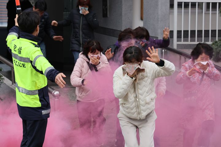 [대구=뉴시스] 대구시 달서구는 지역 내 아파트 주민을 대상으로 화재 대응훈련을 실시했다. (사진 = 대구시 달서구 제공) 2024.3.7. photo@newsis.com *재판매 및 DB 금지