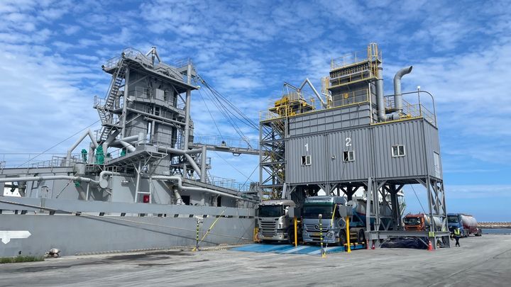 [제주=뉴시스] 삼표시멘트 전용선 하역작업 모습. (사진=삼표시멘트 제공) photo@newsis.com *재판매 및 DB 금지