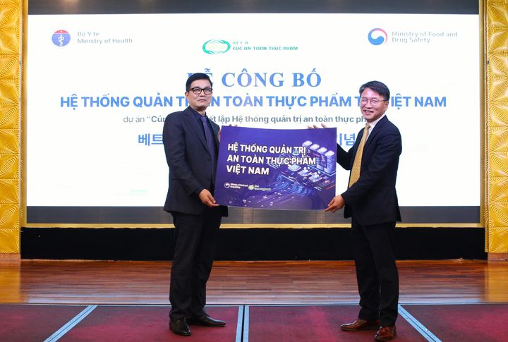 [서율=뉴시스] 7일 식품의약품안전처는 베트남 하노이에서 베트남 식품청(VFA)과 식품안전 정보시스템 구축 성과보고회 및 기념식을 열었다고 밝혔다. 이날 기념식에는 우영택 식약처 기획조정관(오른쪽)과 응우옌 탄 퐁 베트남 식품청장을 비롯해 베트남의 현지 기자와 식품안전관리 담당자 등 약 100명이 참석했다. (사진=식약처 제공) 2024.03.07. photo@newsis.com *재판매 및 DB 금지