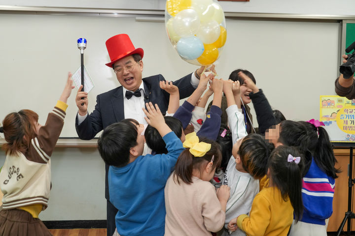 [부산=뉴시스] 하윤수 부산교육감이 7일 오후 부산 사상구 모덕초등학교에서 초등 1학년 학습형 늘봄프로그램 재능기부에 참여해 초등생들과 즐거운 시간을 갖고 있다. (사진=부산교육청 제공) *재판매 및 DB 금지