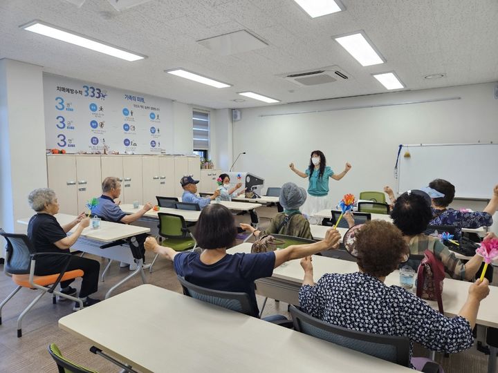 양양군 치매안심센터에서 운영하는 프로그램에 참여한 군민들 모습. 양양군 제공 *재판매 및 DB 금지