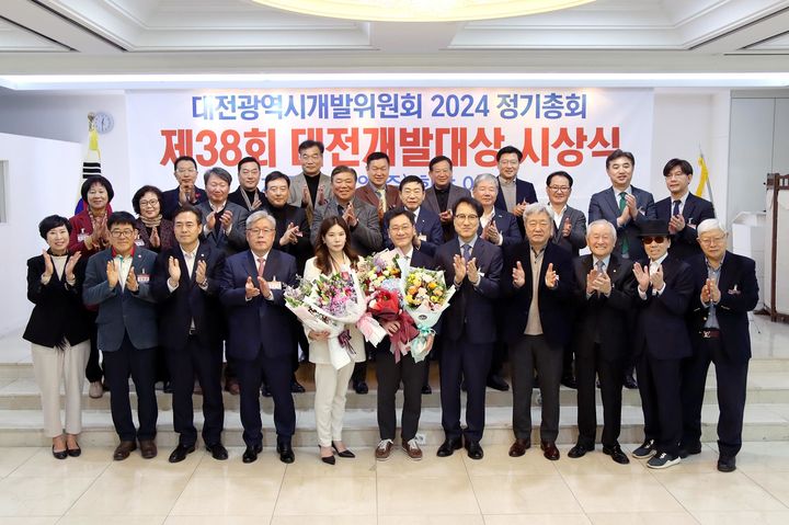 [대전=뉴시스]이승찬 계룡건설 회장이 7일 제38회 대전개발대상을 수상한 후 기념사진을 찍고 있다. (사진=계룡건설 제공) 2024. 03. 07 *재판매 및 DB 금지