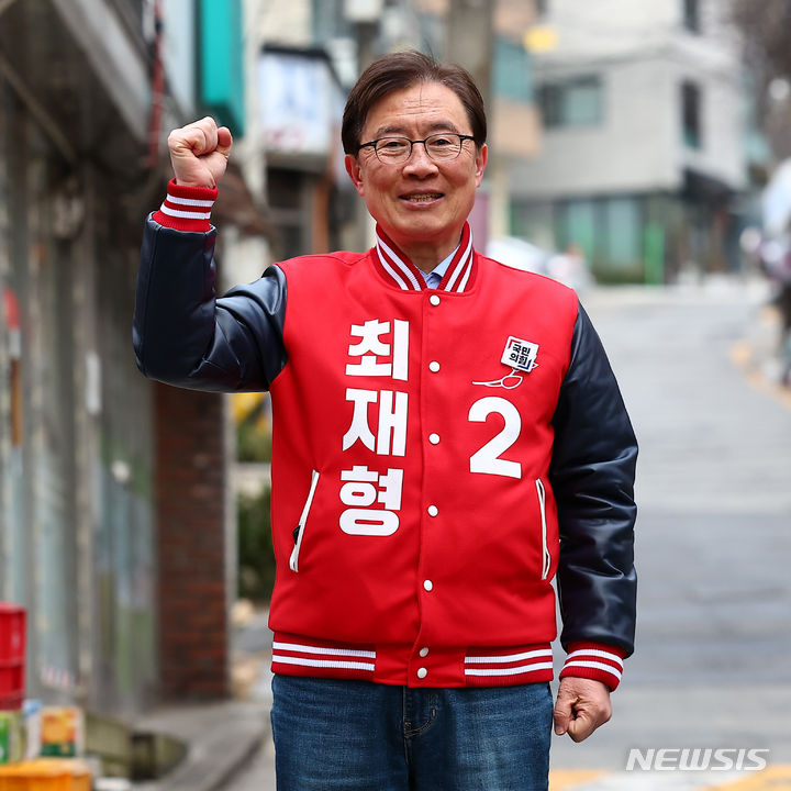 [서울=뉴시스] 김근수 기자 = 최재형 국민의힘 제22대 국회의원 종로구 예비후보자가 7일 서울시 종로구 지하철 6호선 창신역 인근에서 주먹을 불끈 쥐고 있다. 2024.03.07. ks@newsis.com
