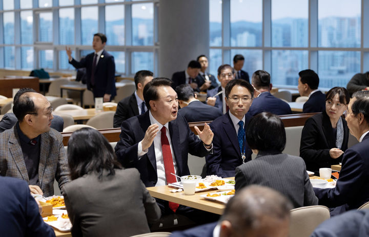 [서울=뉴시스] 윤석열 대통령이 지난 6일 세종시 어진동 정부세종청사 중앙동 구내식당에서 교육부·복지부 공무원들과 만찬을 하며 대화하고 있다. (사진=대통령실 제공) 2024.03.07. photo@newsis.com *재판매 및 DB 금지