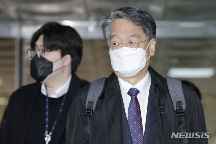 [서울=뉴시스] 최동준 기자 = 송봉섭 전 중앙선거관리위원회 사무차장이 7일 서울 서초구 서울중앙지방법원에서 열린 '자녀 특혜채용 의혹' 혐의 영장실질심사에 출석하고 있다. 2024.03.07. photocdj@newsis.com