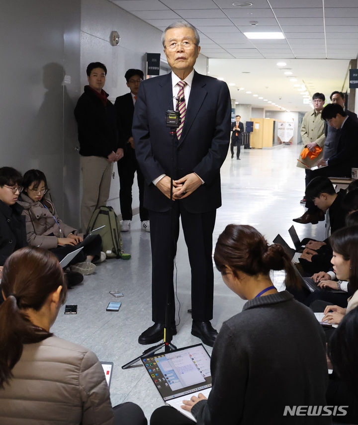 [서울=뉴시스] 추상철 기자 = 김종인 개혁신당 공천관리위원장이 7일 오전 서울 여의도 국회에서 취재진의 질문에 답변하고 있다. 2024.03.07. scchoo@newsis.com